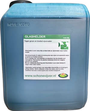 Glashelder tegen groen water in de vijver